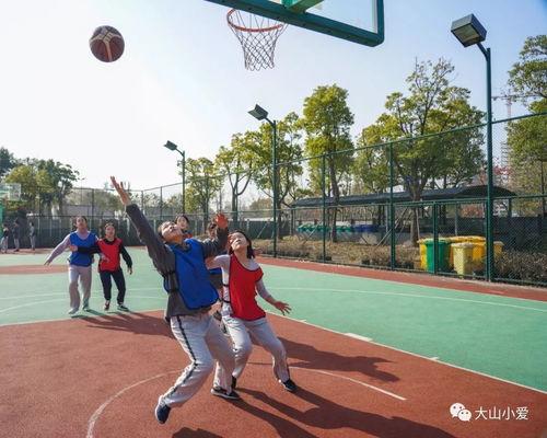 打篮球扣篮吃瓜,篮球场上的欢乐瞬间