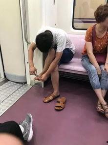吃瓜进地铁,揭秘都市生活百态
